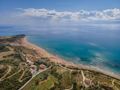 an aerial view of a beach and the ocean at Villa Mounda Apollon in Ratzaklíon