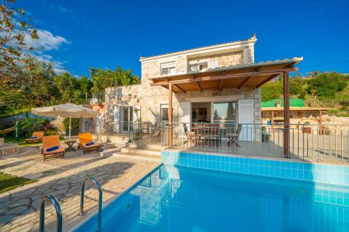 a villa with a swimming pool and a house at Villa Mounda Hermes in Ratzaklíon