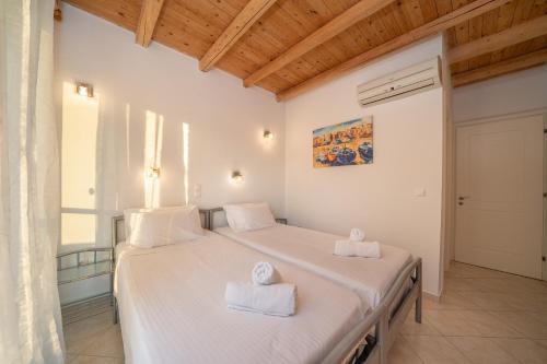 a bedroom with a bed with two towels on it at Villa Mounda Hermes in Ratzaklíon