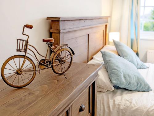 Una cama o camas en una habitación de Sand Dunes - West Wittering