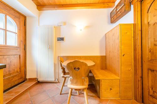 Habitación con escritorio de madera y silla. en Romantic Loft Sottoguda en Sottoguda