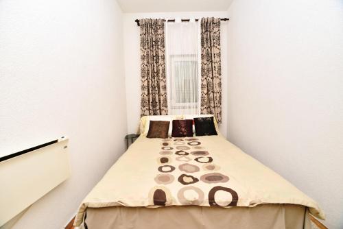 ein kleines Schlafzimmer mit einem Bett und einem Fenster in der Unterkunft Apartman centar blizina Kastela i Splava in Banja Luka