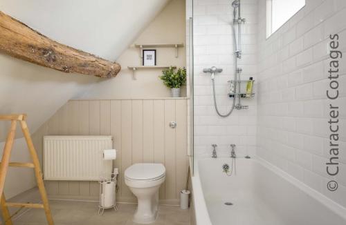 Bathroom sa Barn End Cottage