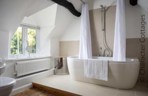 Gallery image of Weir Cottage in Bourton on the Water