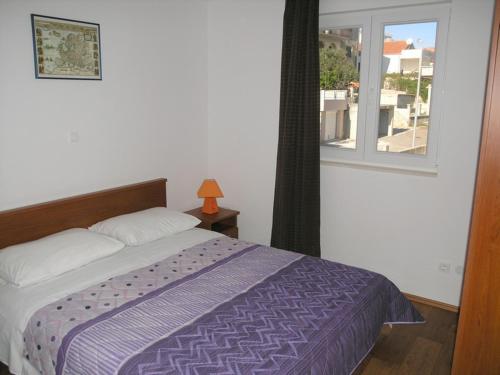 Postel nebo postele na pokoji v ubytování Apartment in Okrug Gornji with sea view, terrace, air conditioning, WiFi 5069-4