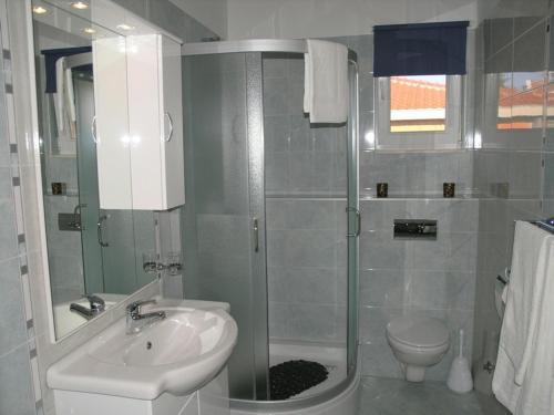 Koupelna v ubytování Apartment in Okrug Gornji with sea view, terrace, air conditioning, WiFi 5069-4