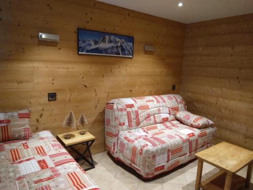 une chambre avec deux lits et un canapé dans l'établissement travelski home classic - Résidence Les Glaciers by Travelski, à La Plagne
