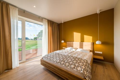 Ένα ή περισσότερα κρεβάτια σε δωμάτιο στο Hotel Miķelis