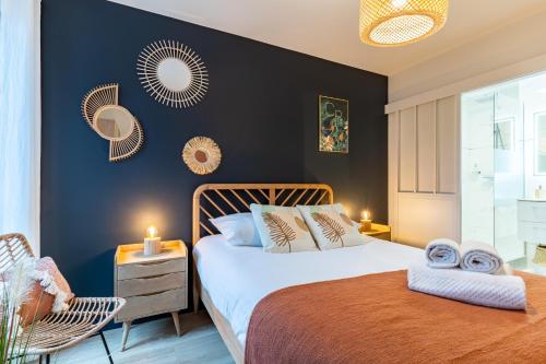 - une chambre avec un lit, une chaise et des miroirs dans l'établissement ARISTIDE - Emplacement privilégié à Nantes, à Nantes