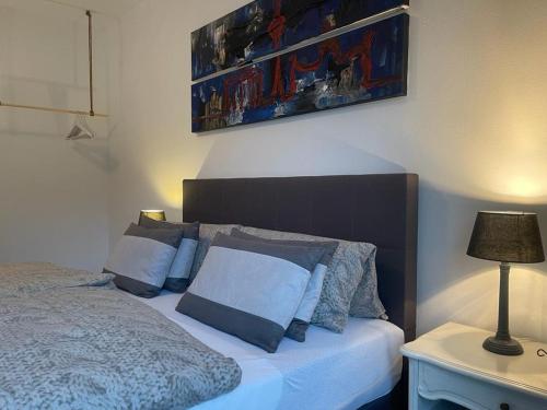 um quarto com uma cama e um quadro na parede em COSY PANKOW HOMES - Studios mit TV Stick em Berlim