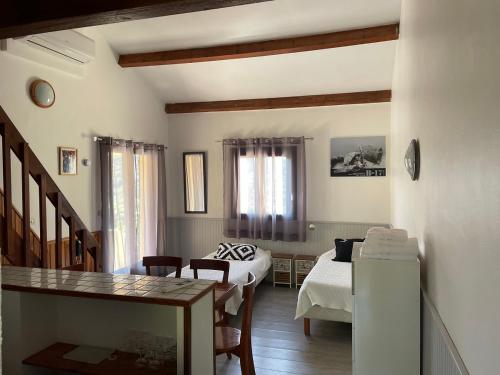 een woonkamer met een slaapkamer en een bed bij L Incantu in Galeria