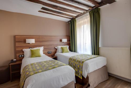 Postel nebo postele na pokoji v ubytování Hotel Chabrol Opera