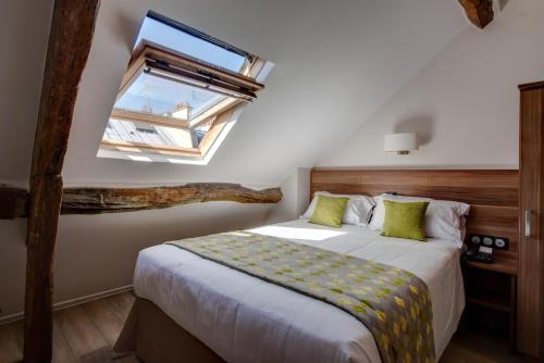 Кровать или кровати в номере Hotel Chabrol Opera