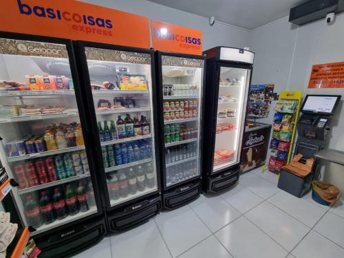 een winkel met drie koelkasten in een supermarkt bij Residencial Ponta das Canas in Florianópolis