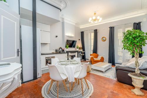 馬賽的住宿－Nouvel Appartement de Caractère et Climatisé à la Joliette，厨房以及带桌椅的起居室。