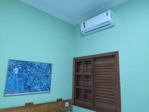 a room with a ceiling fan and a door at Casa com piscina - Prado in Prado