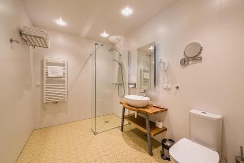 Ett badrum på Hotel Miķelis