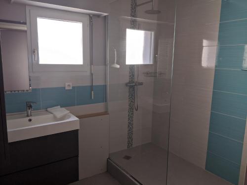 une salle de bain avec un lavabo et une douche en verre dans l'établissement T3 à Mérignac, cosy et bien décoré, à Mérignac