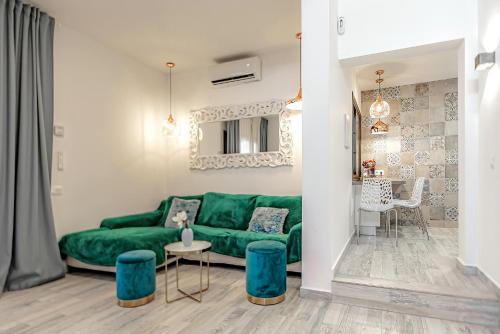 ein Wohnzimmer mit einer grünen Couch und einem Tisch in der Unterkunft Deluxe bungalow Perla Del Sur in Adeje