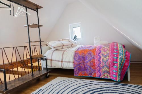 ein Schlafzimmer mit einem Bett und einer Treppe in der Unterkunft Maisonette am Glockenturm in Südbrookmerland