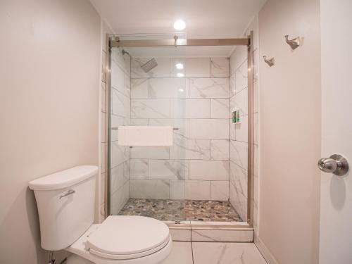 a bathroom with a toilet and a shower at Equus Inn I75 in Ocala