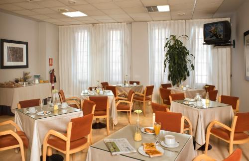 Apartamentos Portazgo tesisinde bir restoran veya yemek mekanı