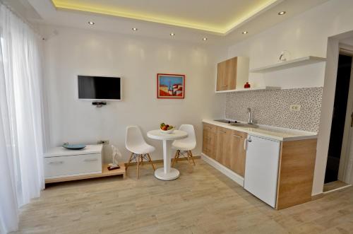 cocina con fregadero, mesa y sillas en Gospostina Apartment, en Budva