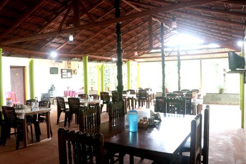 Εστιατόριο ή άλλο μέρος για φαγητό στο CoffeeINN Homestay - Water Activities, Jeep Ride, Home Food