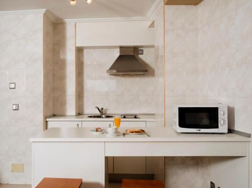 a microwave oven sitting on top of a kitchen counter at Apartamentos Attica21 Portazgo in A Coruña