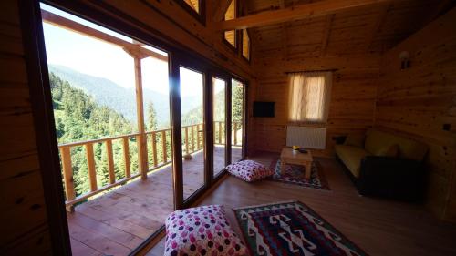Pemandangan gunung umum atau pemandangan gunung yang diambil dari chalet