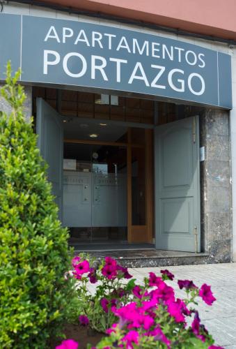 a building with a sign that readsarians portfolios pattaya at Apartamentos Portazgo in A Coruña
