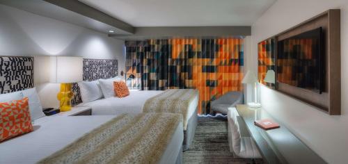 Gulta vai gultas numurā naktsmītnē Hotel Eastlund - Best Western Premier Collection