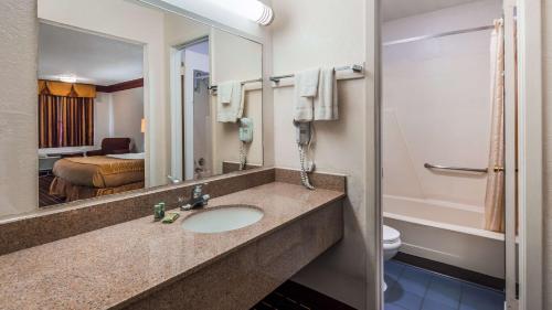 Et badeværelse på Scottish Inns - Decatur
