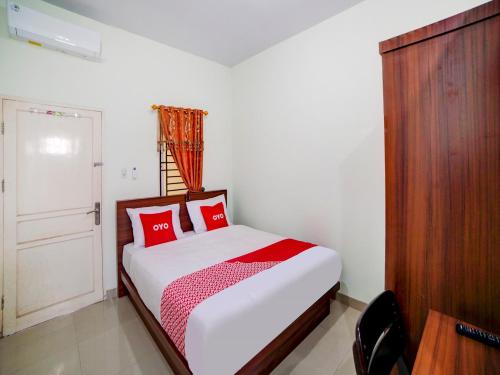 Un pat sau paturi într-o cameră la Super OYO 90773 Shine Guest House Syariah