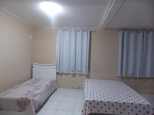 سرير أو أسرّة في غرفة في RECANTO DO LUAR