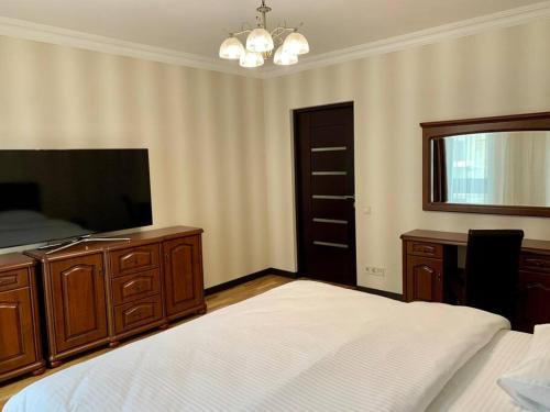 - une chambre avec un lit, un bureau et un miroir dans l'établissement Апартаменти в новобудові, à Lviv