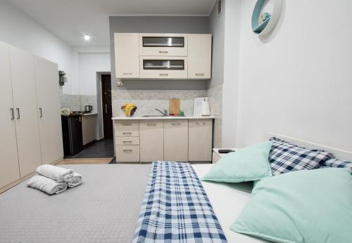 1 dormitorio con 1 cama con toallas en Apartament Estakada en Częstochowa