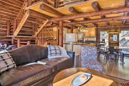 Posezení v ubytování Classic Colorado Log Home with Mountain Views!