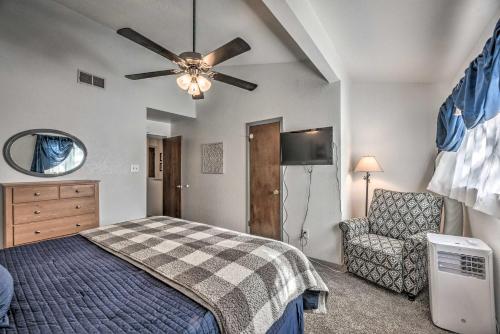 En eller flere senge i et værelse på Hike, Golf and Explore Ruidoso Retreat with Deck!