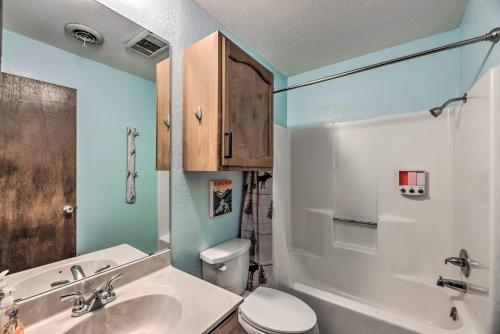 Et badeværelse på Hike, Golf and Explore Ruidoso Retreat with Deck!