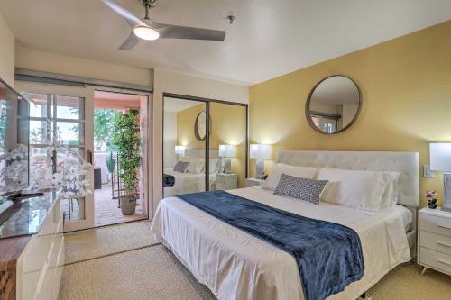 Lova arba lovos apgyvendinimo įstaigoje Updated Palm Springs Villa with Resort Perks!