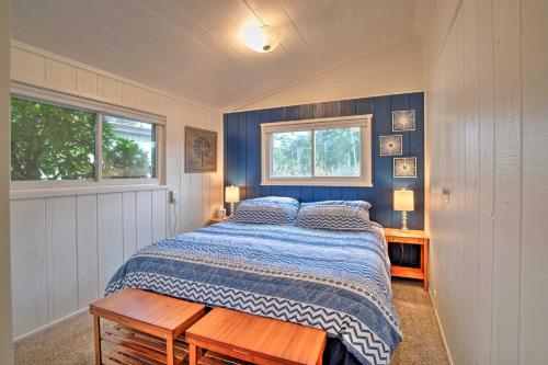um quarto com uma cama e duas janelas em Waterfront North Bend Home 9 Miles into Town em Lakeside