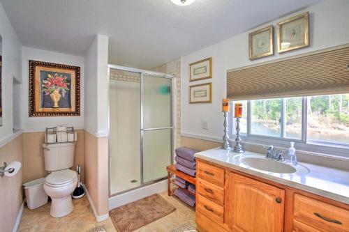 uma casa de banho com um WC, um lavatório e um chuveiro em Waterfront North Bend Home 9 Miles into Town em Lakeside