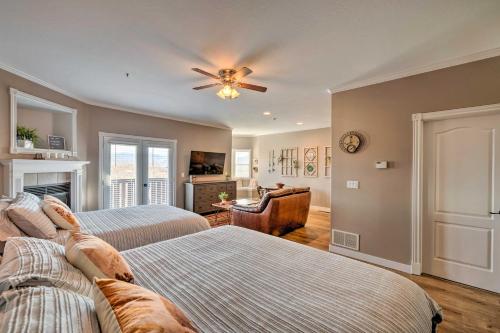 Large, Cozy Midway Studio with Mountain Views!にあるベッド