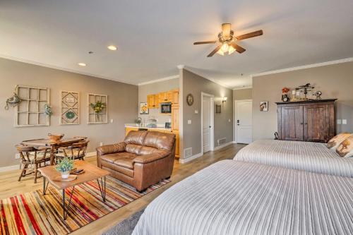 1 dormitorio con 2 camas, sofá y mesa en Large, Cozy Midway Studio with Mountain Views! en Midway