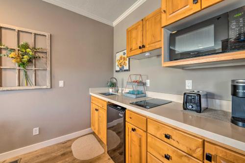 Large, Cozy Midway Studio with Mountain Views!にあるキッチンまたは簡易キッチン