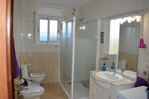 Vista Cunit في كوبيليس: حمام مع مرحاض ومغسلة ودش