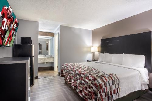 Un pat sau paturi într-o cameră la Red Roof Inn & Suites Athens, AL