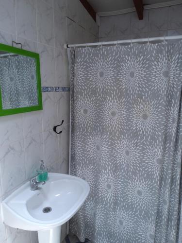 Ένα μπάνιο στο Ventana Sur Hostal