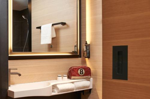 a bathroom with a sink and a mirror at ibis Bethune Centre Gare in Béthune